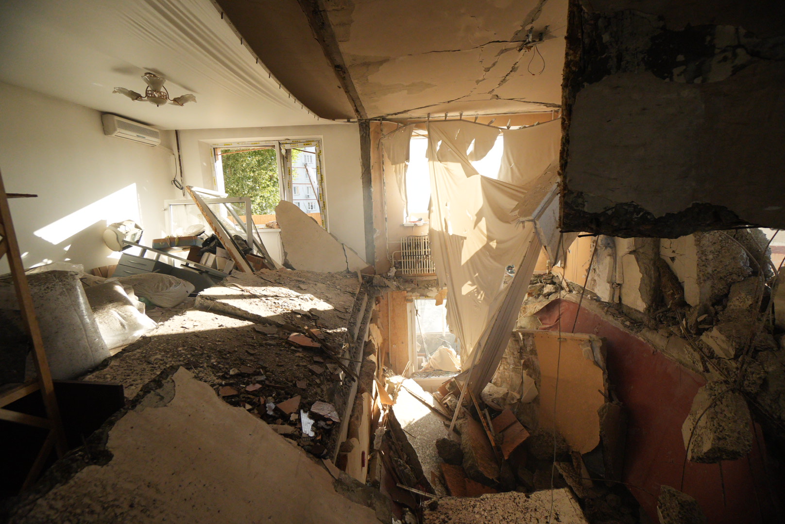 Inside of the 9-story residential building after direct hit of Russian glide bomb on September 24 / Photo: Ivan Samoilov, Gwara Media