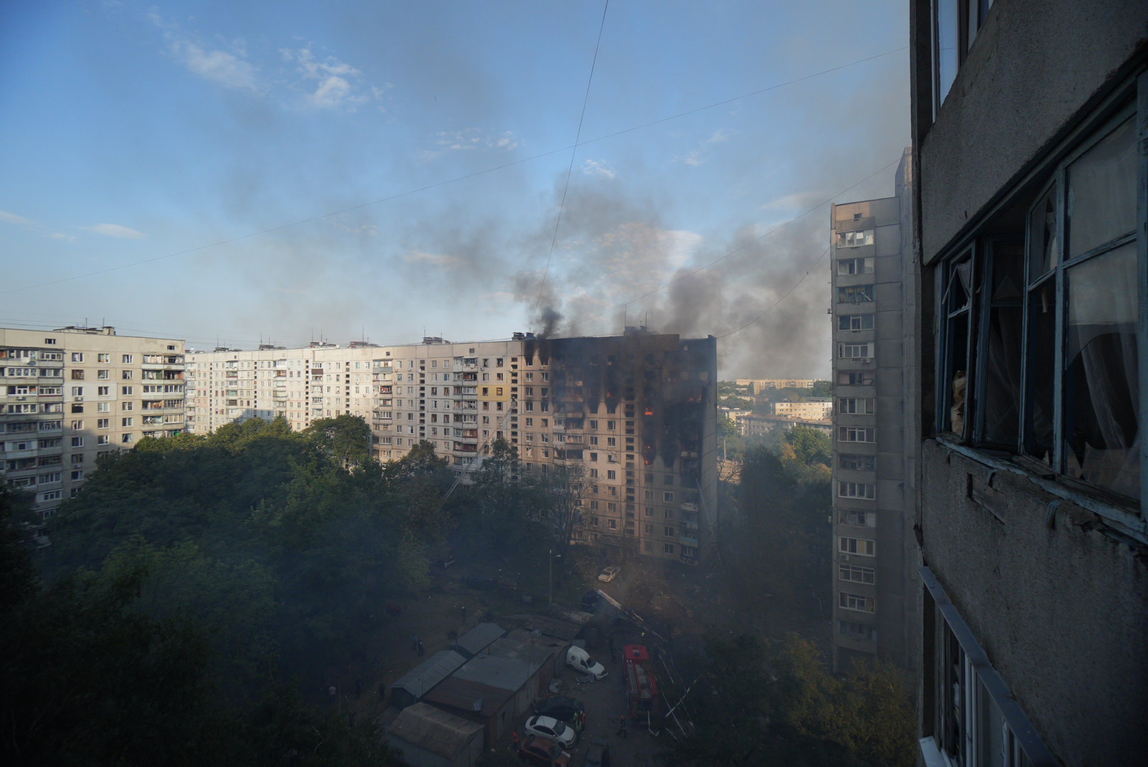 Burning high-rise building in Kharkiv after Russian bombardment of Kharkiv on August 30, 2024 / Photo: Ivan Samoilov for Gwara Media