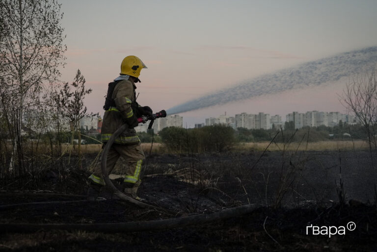 «Чую — летить. Я одразу на землю впала»: наслідки російської атаки на Харків — фоторепортаж