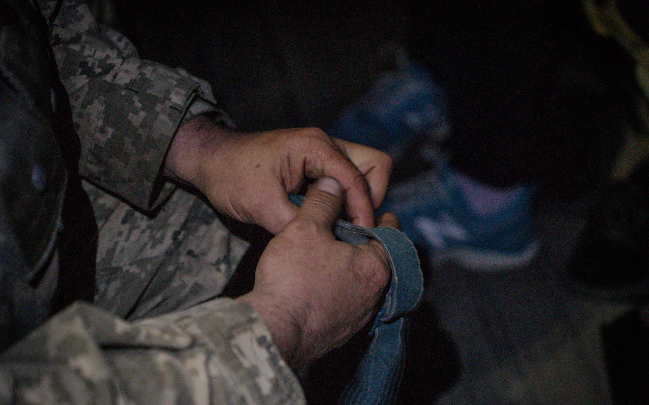 Hands of soldier of mortar unit of 44th Separate Mechanized Brigade stationed on Kupiansk-Svatove axis / Photo: Denys Klymenko, Gwara Media