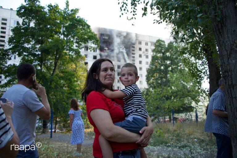 У Харкові РФ влучила по багатоповерхівці — фоторепортаж