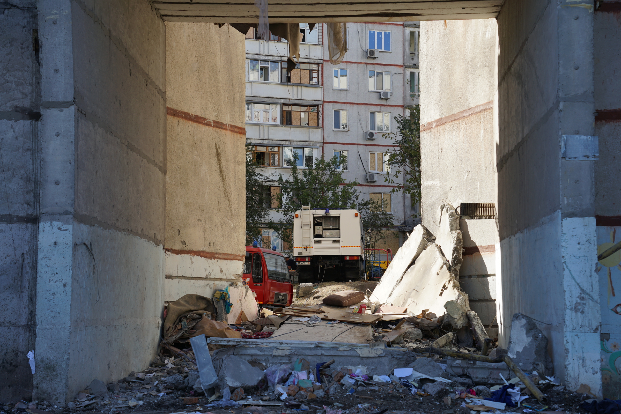 Rescue operations in Kyivskyi district after Russians hit a high-rise on September 24 / Photo: Daria Lobanok, Gwara Media