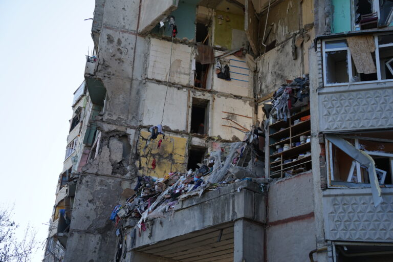 “I covered my daughter with my body, so she is okay.” Day after Russian bomb hit high-rise in Kharkiv (photos) 