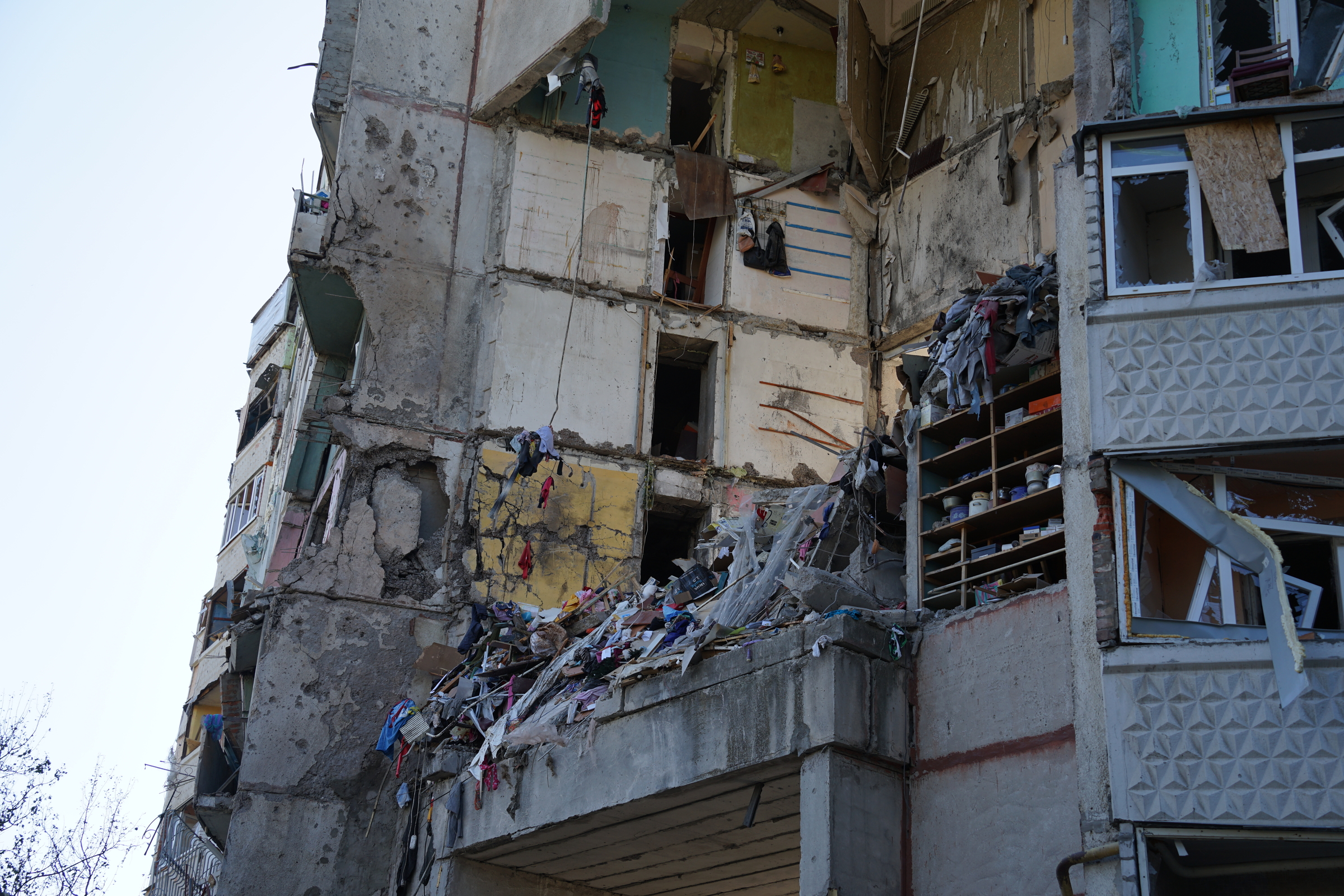 A blown-out part of the high rise building in Kyivskyi district after Russian glide bomb attack on September 24 / Photo: Daria Lobanok, Gwara Media