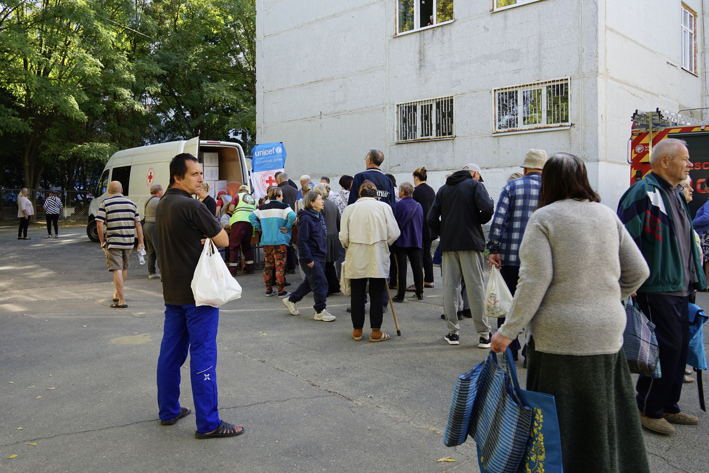 A line to humanitarian point in the aftermath of Russia hitting a high-rise on September 24 / Photo: Daria Lobanok, Gwara Media