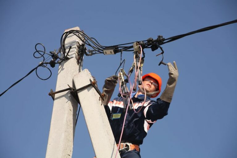 У Золочівській громаді після обстрілів відновили світло всім знеструмленим споживачам