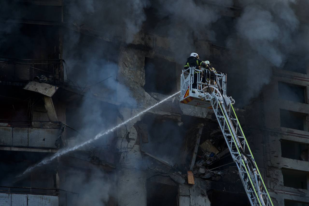 Rescuers put out the fire caused by Russian bombing of high-rise apartment building in one of Kharkiv's residential district / Photo: Ivan Samoilov, Gwara Media