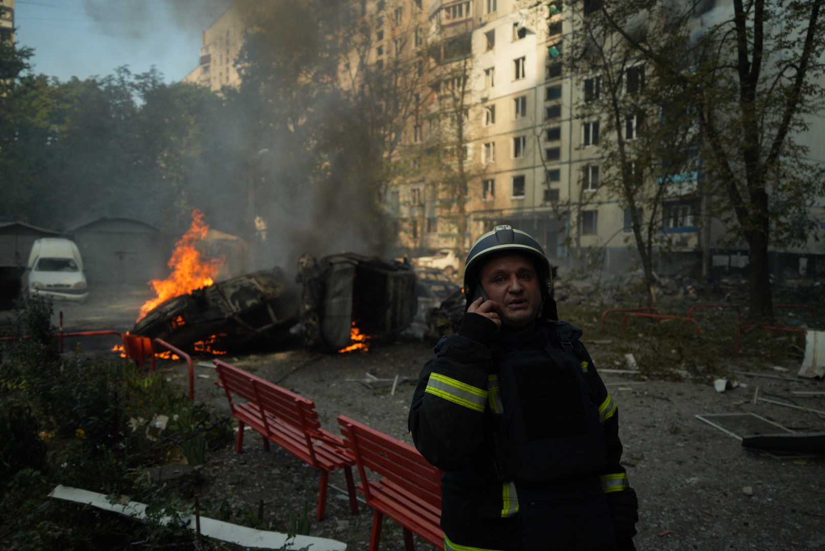 Rescuer at the impact site of Russian attack on Kharkiv on August 30, 2024 / Photo: Ivan Samoilov for Gwara Media