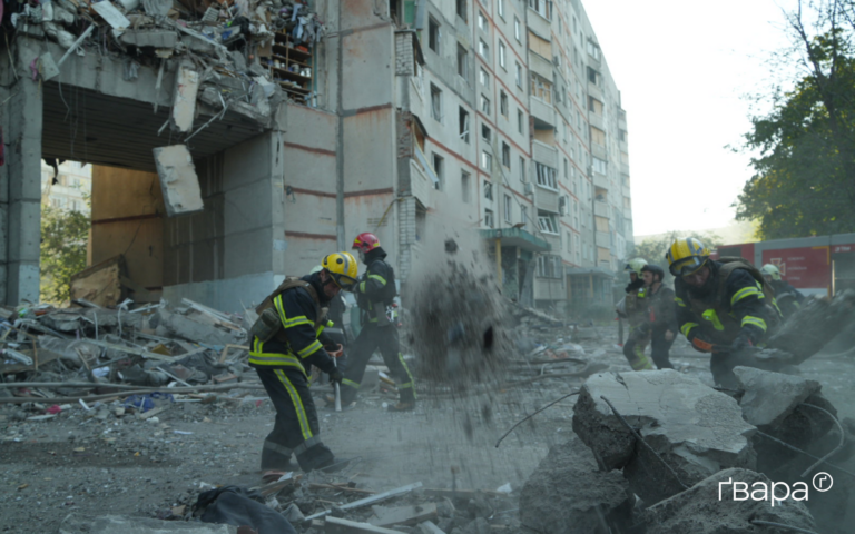 Під завалами зруйнованого обстрілом під’їзду в Харкові може бути загибла — ДСНС