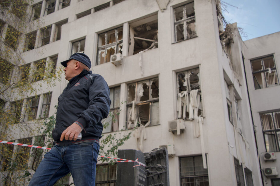 Municipal workers cleaning up the aftermath of Russian attack at Derzhprom in Kharkiv on Oct 28 / Photo: Ivan Samoilov, Gwara Media