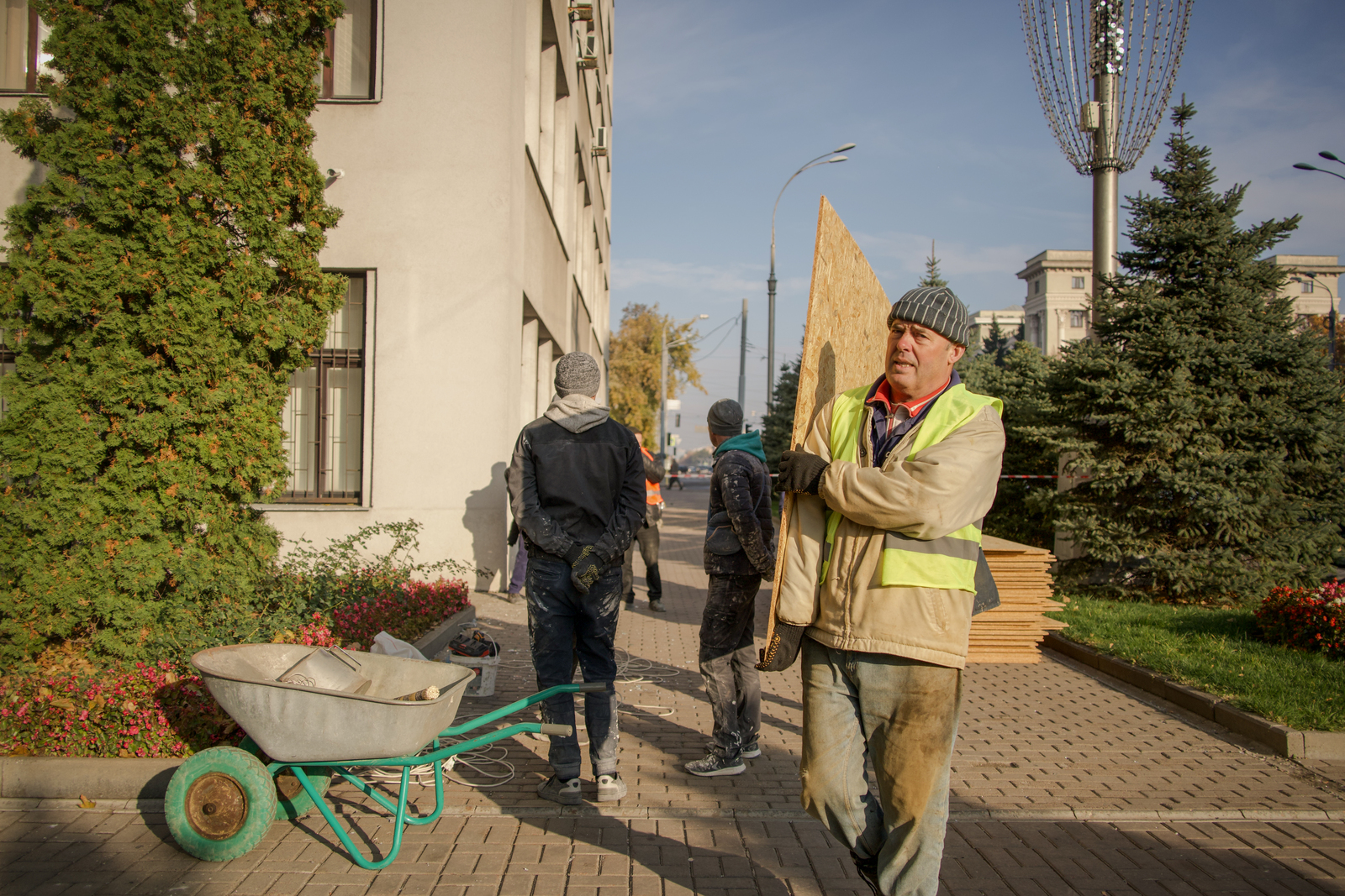 Russian bomb destroyed one entrance to Derzhprom, a historic building located on Kharkiv central square. Morning after the attack, Oct 29, 2024. Municipal workers are cleaning up the debris and cover the windows in the building. / Photo: Ivan Samoilov, Gwara Media