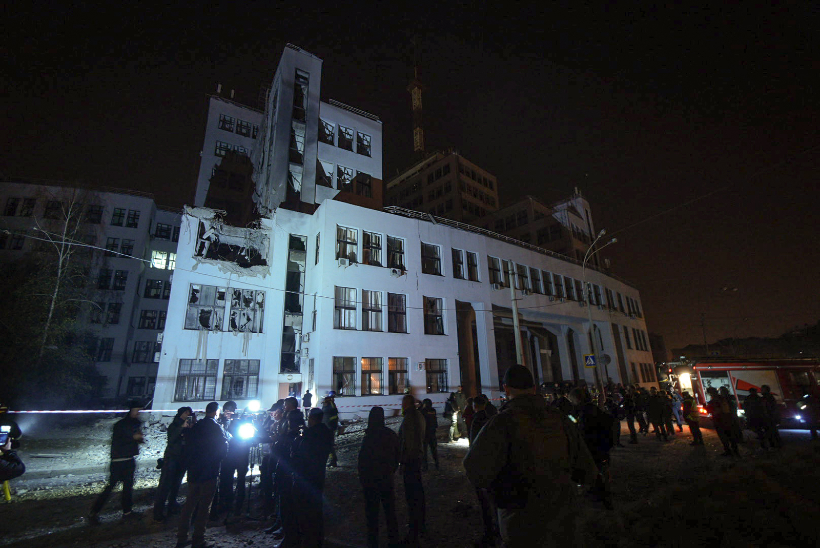 Russian bomb destroyed one entrance to Derzhprom, a historic building located on Kharkiv central square, on Oct 28 / Photo: Ivan Samoilov, Gwara Media