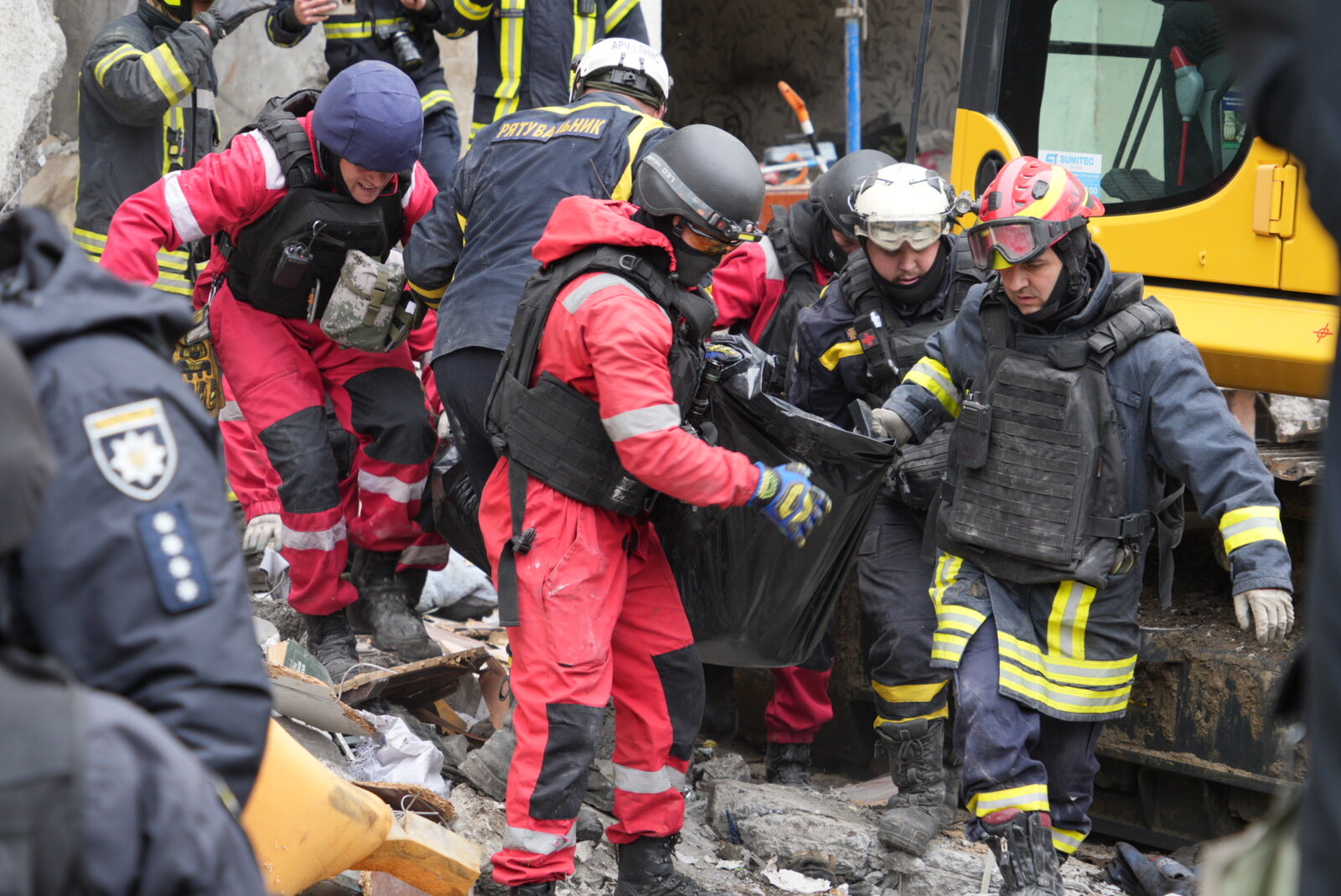 Rescuers deblocking the body of people killed in Russian glide bomb attack on Kharkiv on October 30. October 31, 2024 / Photo: Oleksandr Manchenko, Gwara Media