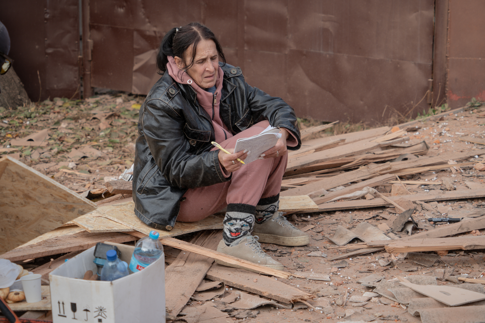 Kharkiv resident affected by Russian attack on the Osnovianskyi district of the city on October 29, 2024 / Photo: Liza Bykova, Gwara Media