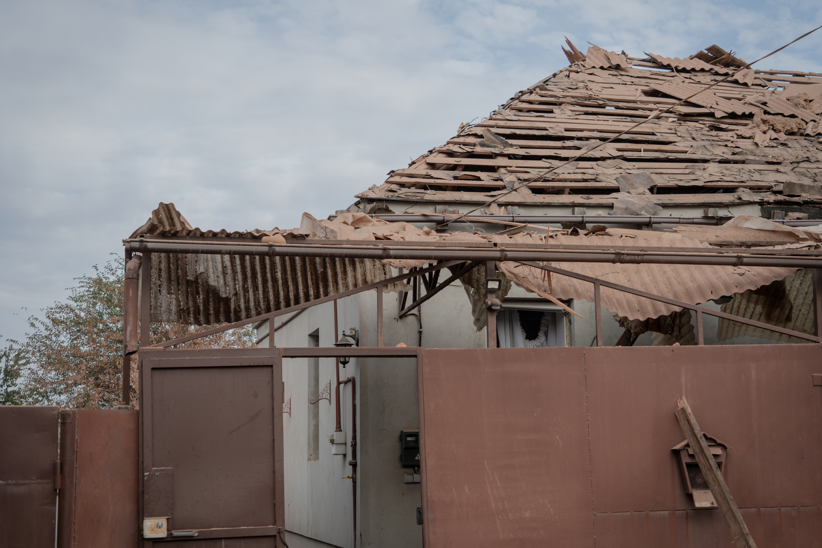 Damaged houses in the aftermath of Russian attack on the Osnovianskyi district of Kharkiv on October 29, 2024 / Photo: Liza Bykova, Gwara Media