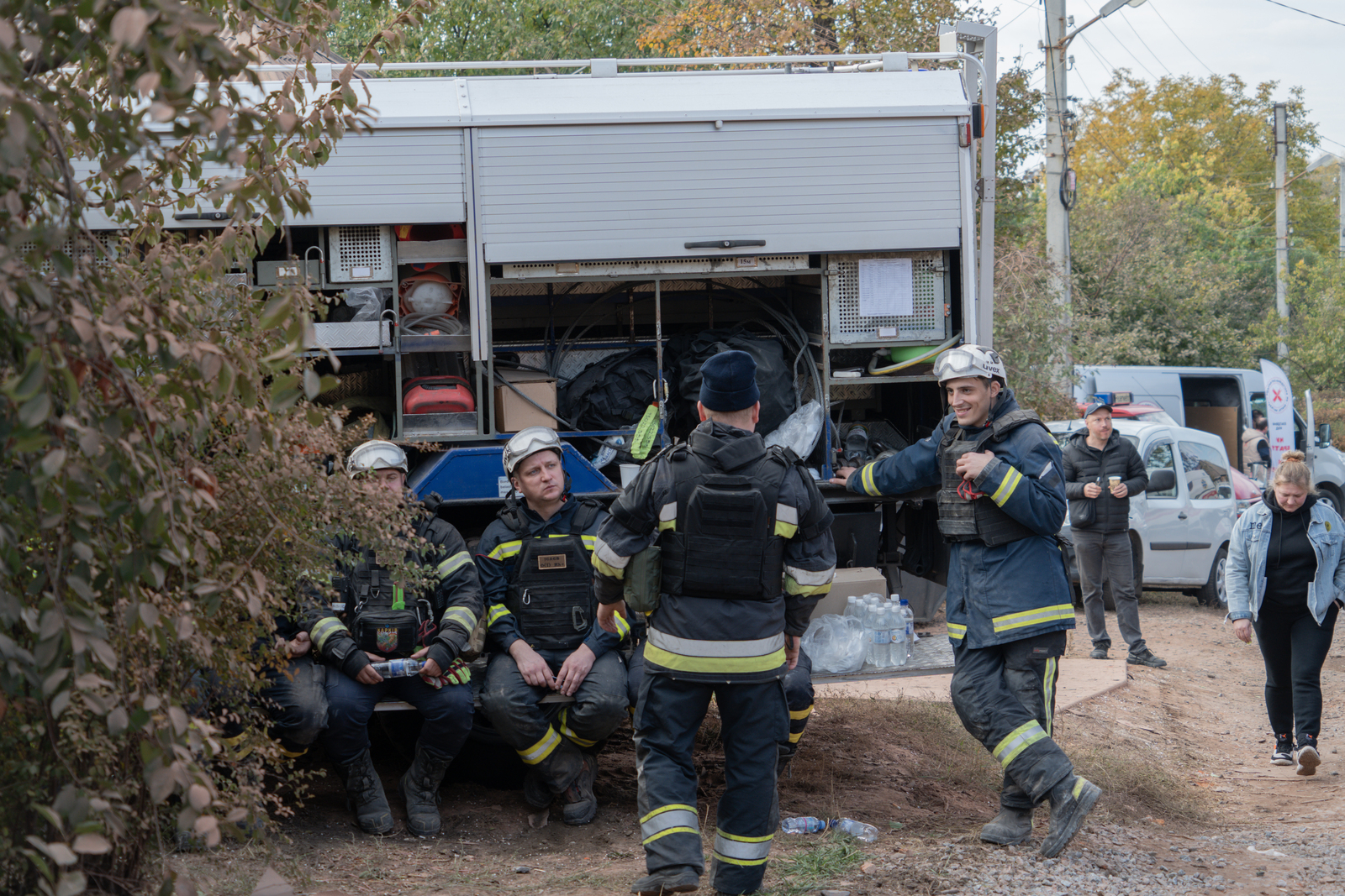 Emergency services workers in the aftermath of the Russian attack on the Osnovianskyi district of Kharkiv on October 29, 2024 / Photo: Liza Bykova, Gwara Media