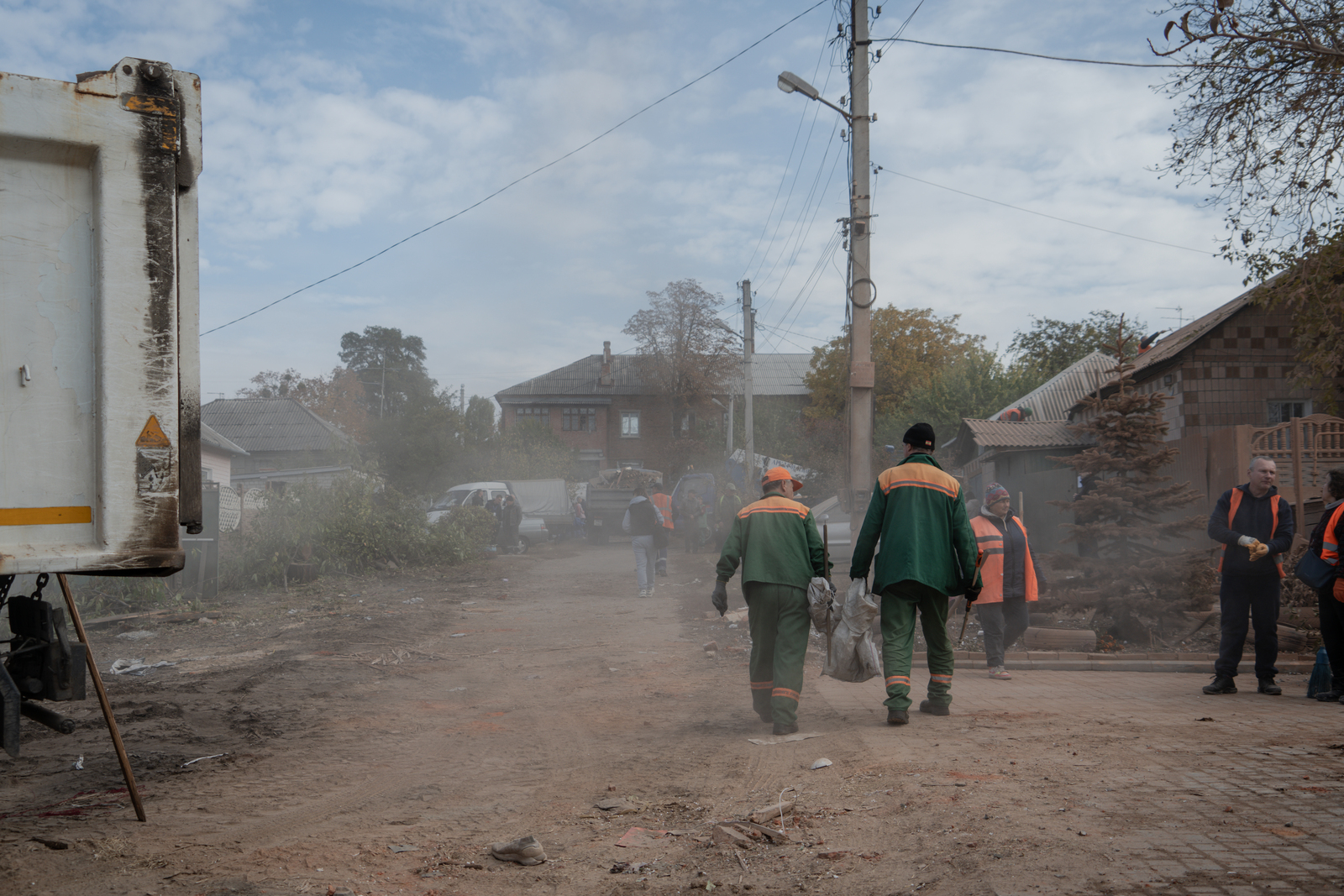 Municipal services working in the aftermath of Russian attack on the Osnovianskyi district of Kharkiv on October 29, 2024 / Photo: Liza Bykova, Gwara Media