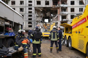 Rescue workers in the morning after the Russian attack on the residential building in Kharkiv on October 30. / Photo: Oleksandr Manchenko, Gwara Media