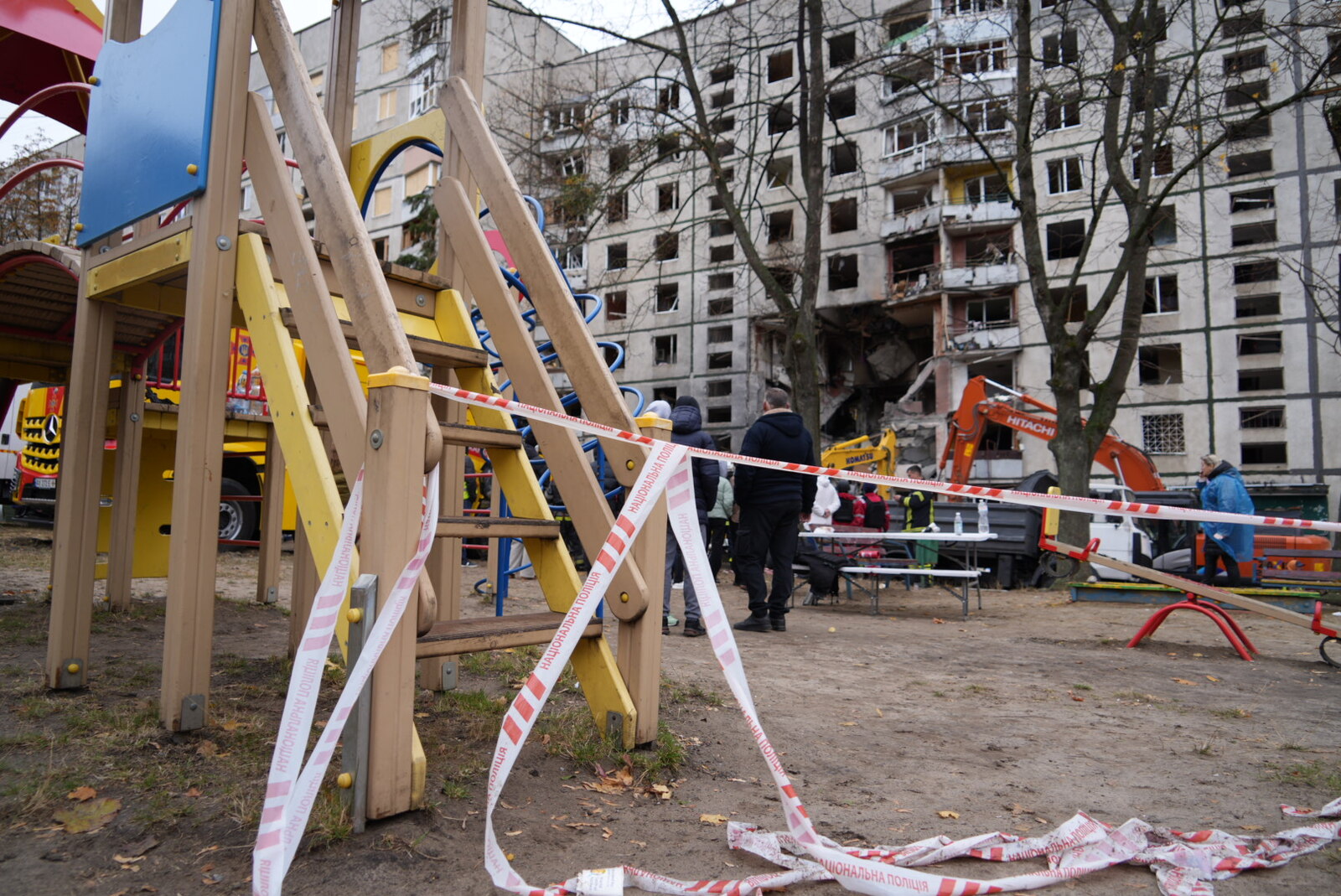 Yard in front of a residential apartment building in Kharkiv, targeted by Russian glide bomb attack on October 30 / Photo: Oleksandr Manchenko, Gwara Media