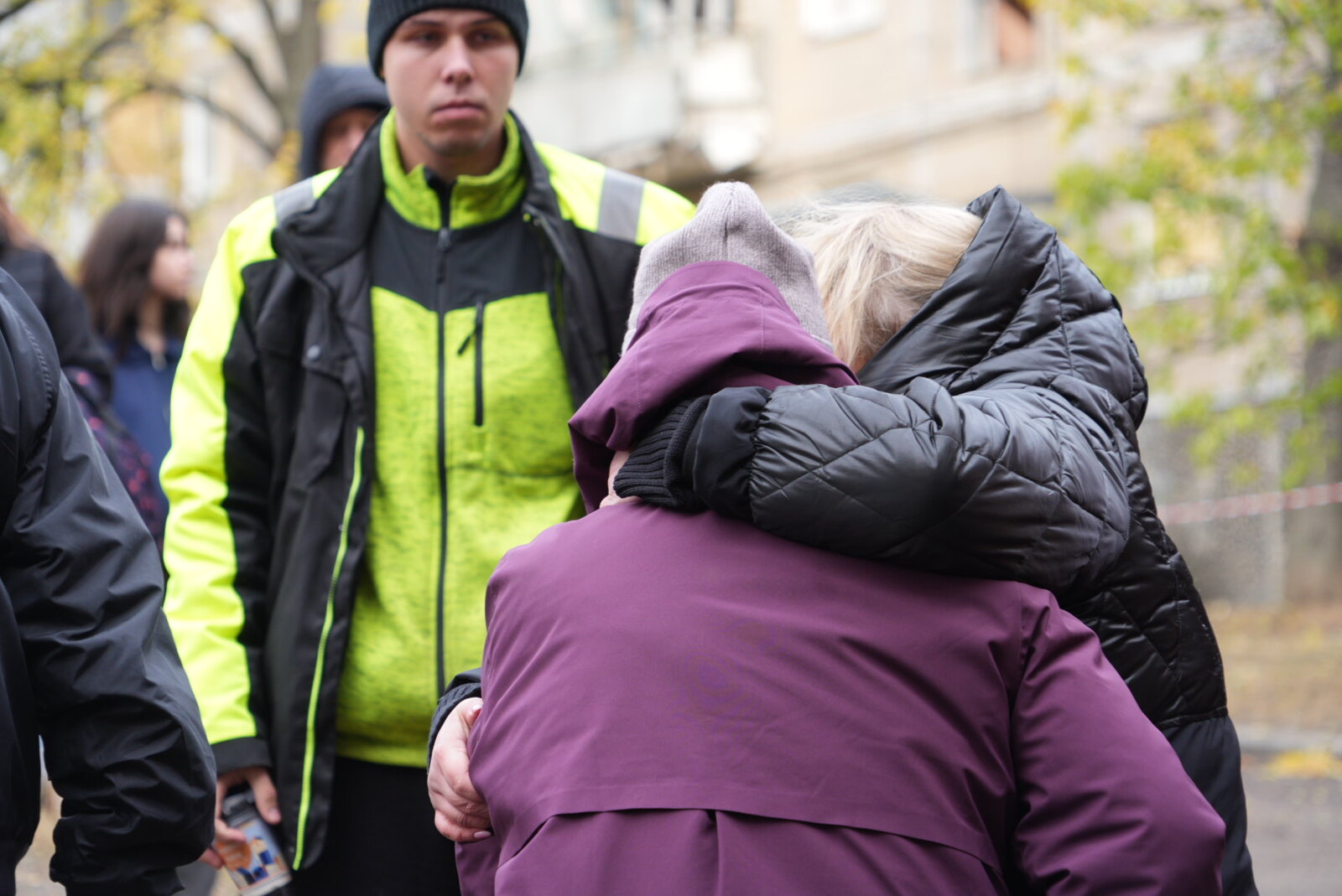 Residents of a residential apartment building in Kharkiv that was targeted by Russian glide bomb attack on October 30 / Photo: Oleksandr Manchenko, Gwara Media