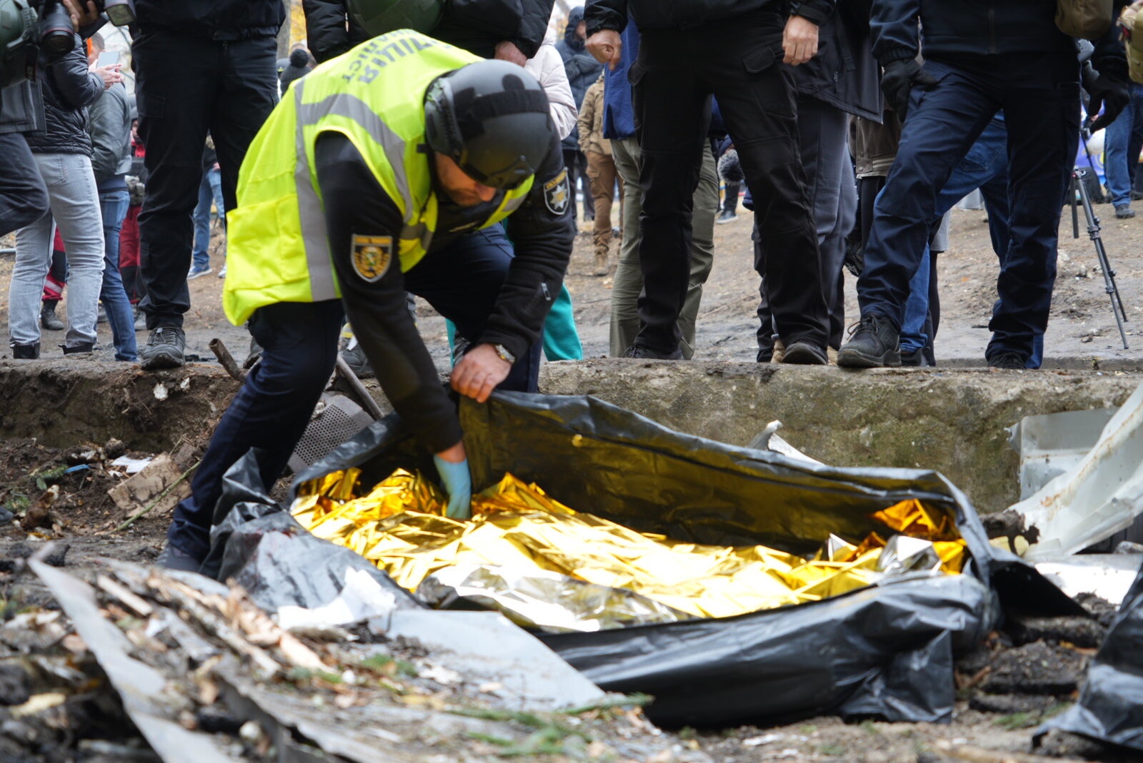 Rescuers deblocking the body of people killed in Russian glide bomb attack on Kharkiv on October 30. October 31, 2024 / Photo: Oleksandr Manchenko, Gwara Media