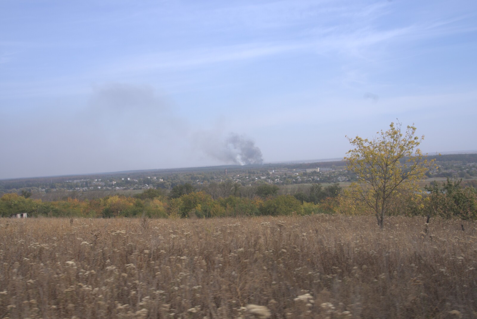 Smoke in the aftermath of Russian glide bomb attack on the left bank of Oskil River in Kharkiv Oblast, October 2024 / Photo: Yana Sliemzina, Gwara Media