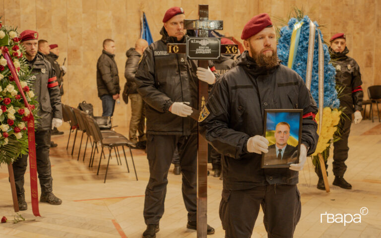 У Харкові попрощались з поліціянтом, який помер у лікарні внаслідок обстрілу