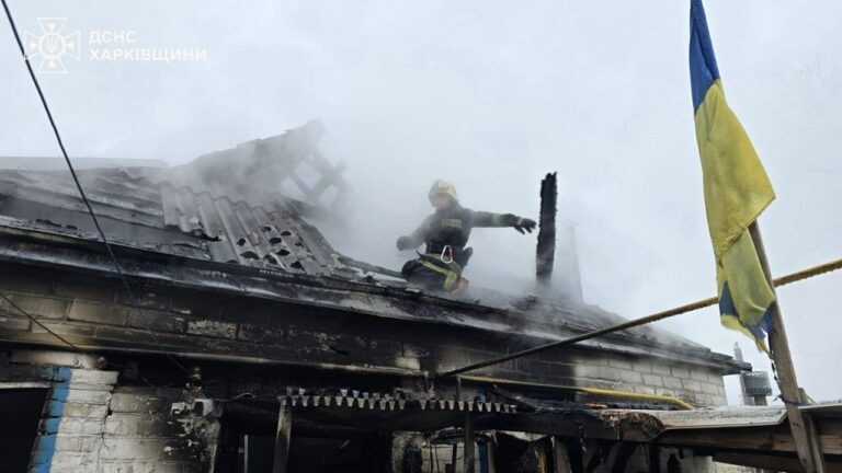 На Харківщині понад 2 години ліквідовували пожежу, внаслідок якої постраждала місцева мешканка