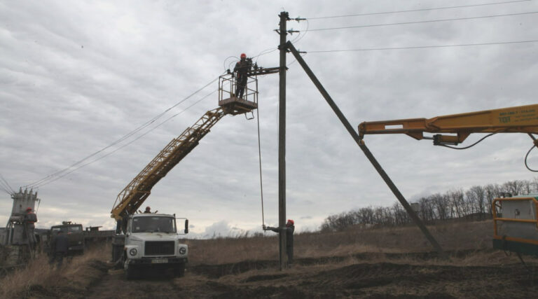 В селі Ізюмської громади відновили світло, якого не було понад 2 років