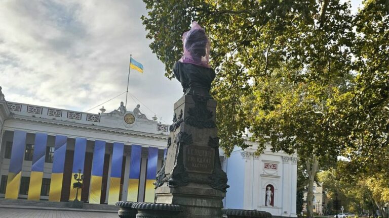 Фейк. Одеська облрада проголосувала за встановлення пам’ятника Зеленському замість монумента Пушкіну