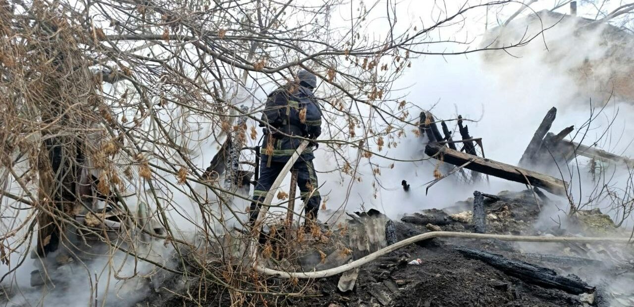 Рятувальники гасять пожежу в прифронтовому населеному пункті Вовчанської громади 18 грудня. Фото: ГУ ДСНС у Харківській області