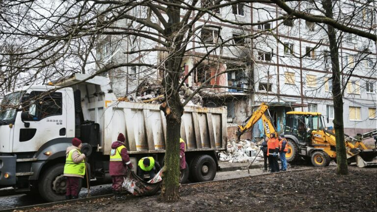 У Салтівському та Київському районах Харкова усувають наслідки нічної атаки дронів