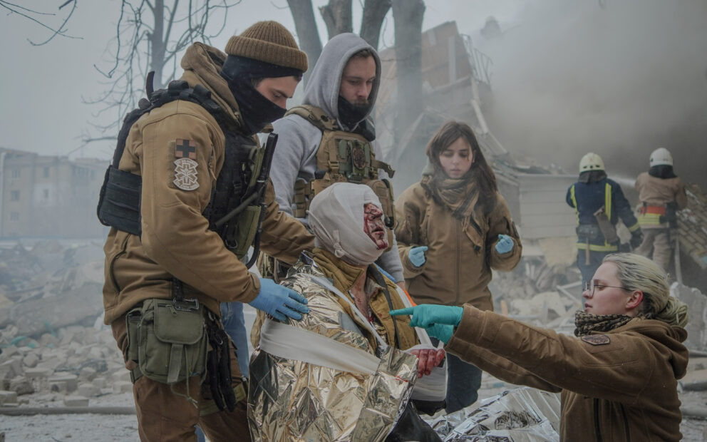 Aid 46 paramedics provide first aid to an injured man after Russian missile strike on the outskirts of Kharkiv. January 23, 2024 / Photo: Ivan Samoilov, Gwara Media