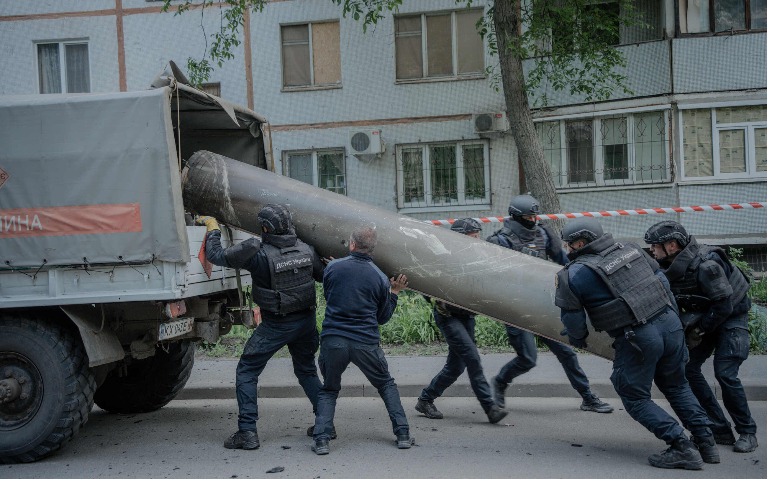 Emergency workers carry away unexploded S-300 missile Russia launched at residential buildings in Saltivskyi district of Kharkiv. May 14, 2024. / Photo: Ivan Samoilov, Gwara Media