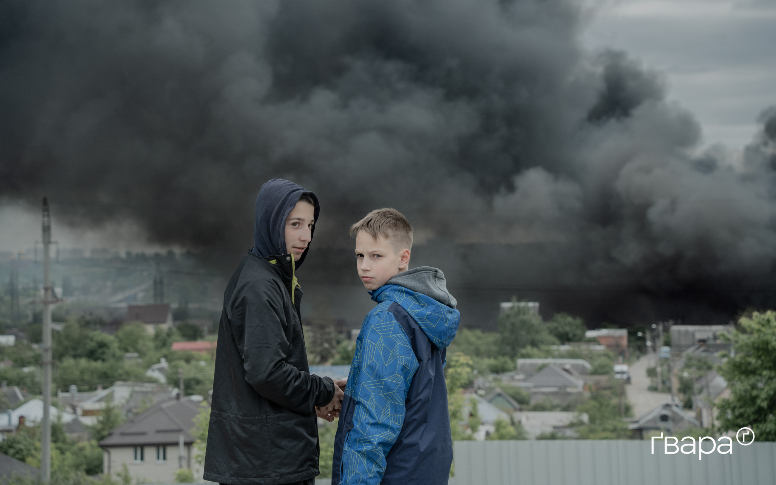 Children in front of the impact site of the Russian air strike on Kharkiv. May 17, 2024 / Photo: Ivan Samoilov, Gwara Media