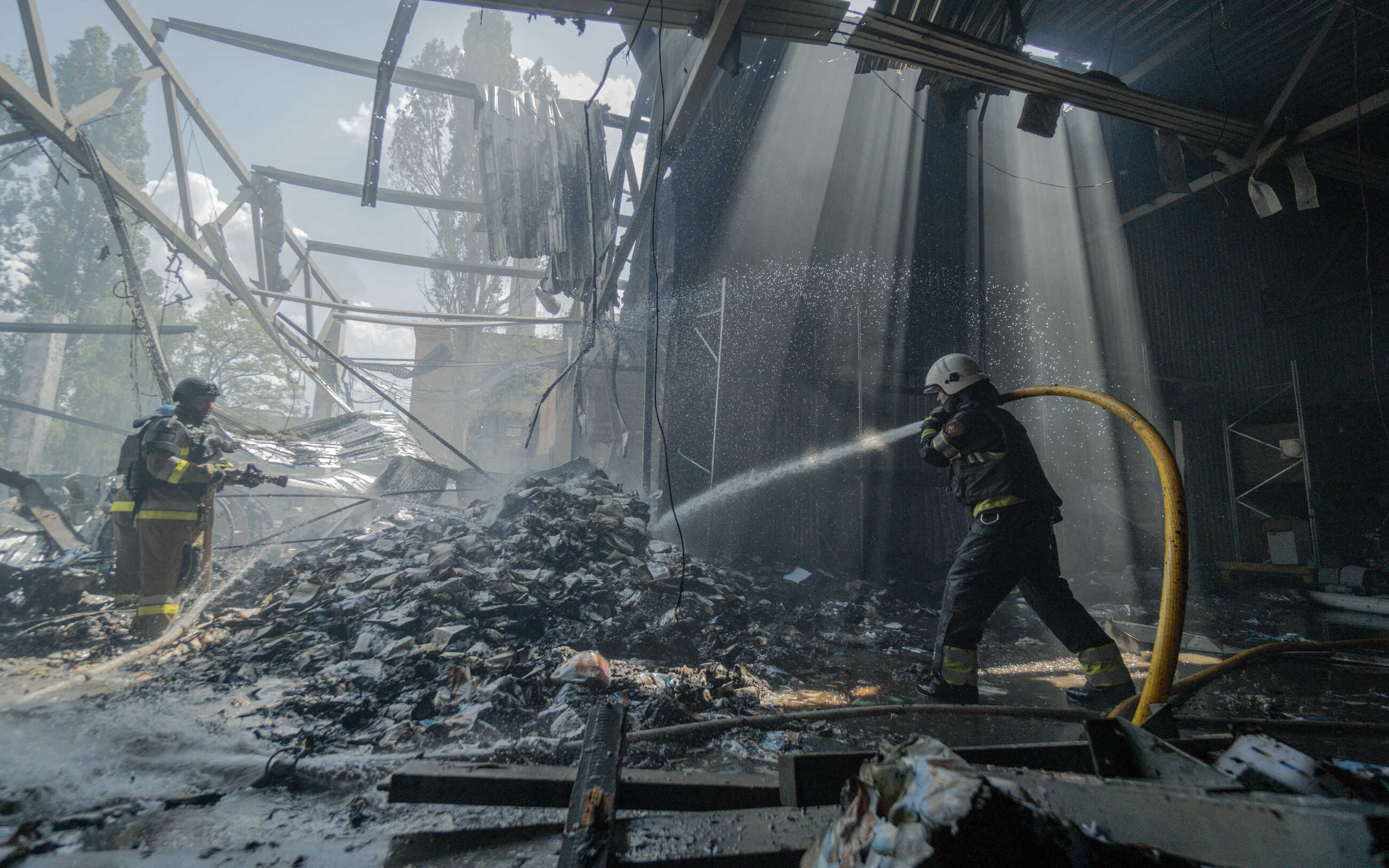 Emergency workers are putting out the fire in the Faktor-Druk printing house after a Russian missile attack destroyed most of it. May 23, 2024 / Photo: Ivan Samoilov, Gwara Media