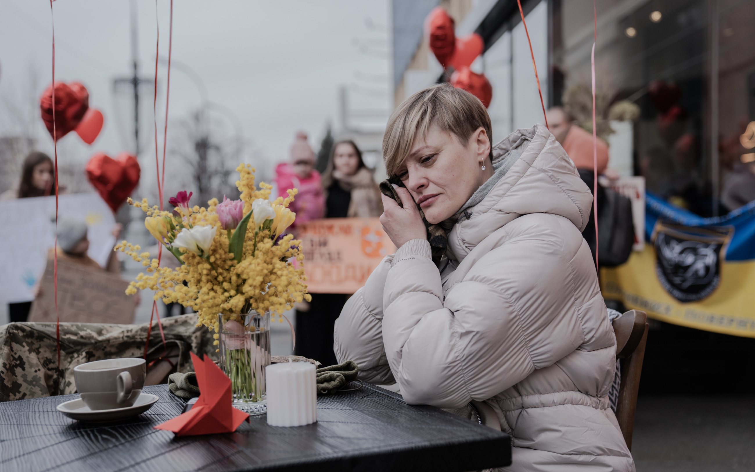 Woman holds her husband’s glove during a demonstration in support of relatives and loved ones of missing people and soldiers in captivity / Photo: Ivan Samoilov, Gwara Media