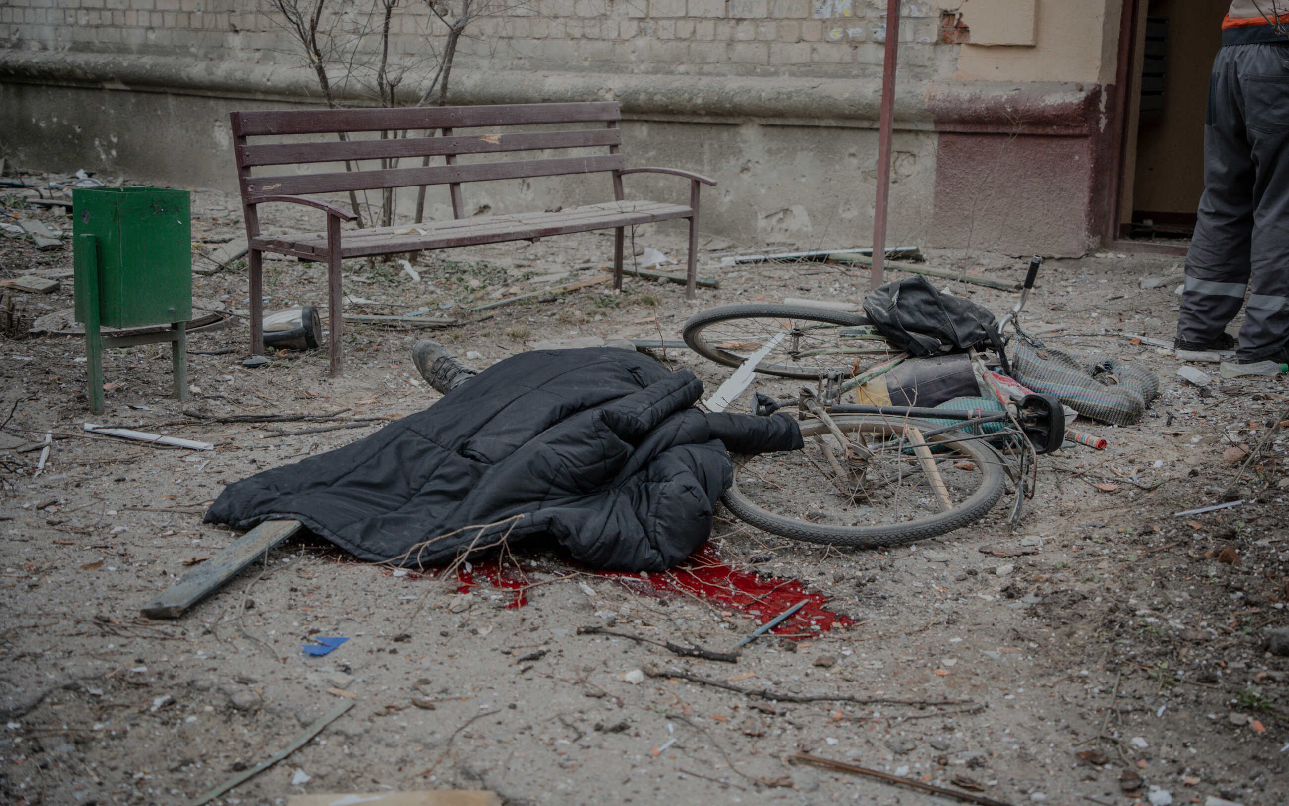 A resident of Shevchenkivskyi district, Kharkiv, killed in a Russian airstrike. Russia hit the city with modified glide bombs for the first time. March 27, 2024 / Photo: Ivan Samoilov, Gwara Media