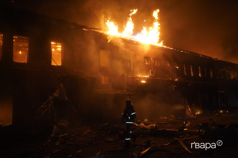 У Новобаварському районі Харкова внаслідок влучання ‎«шахеду» сталася масштабна пожежа — фото