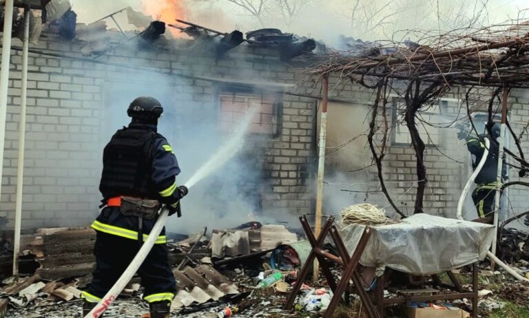 ДСНС ліквідували пожежу, яка сталася через удар дрона у Вовчанській громаді