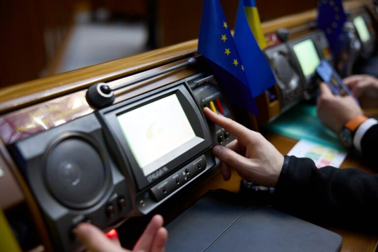 Рада не зобов’язувала ЗМІ видаляти критичні коментарі читачів — депутат