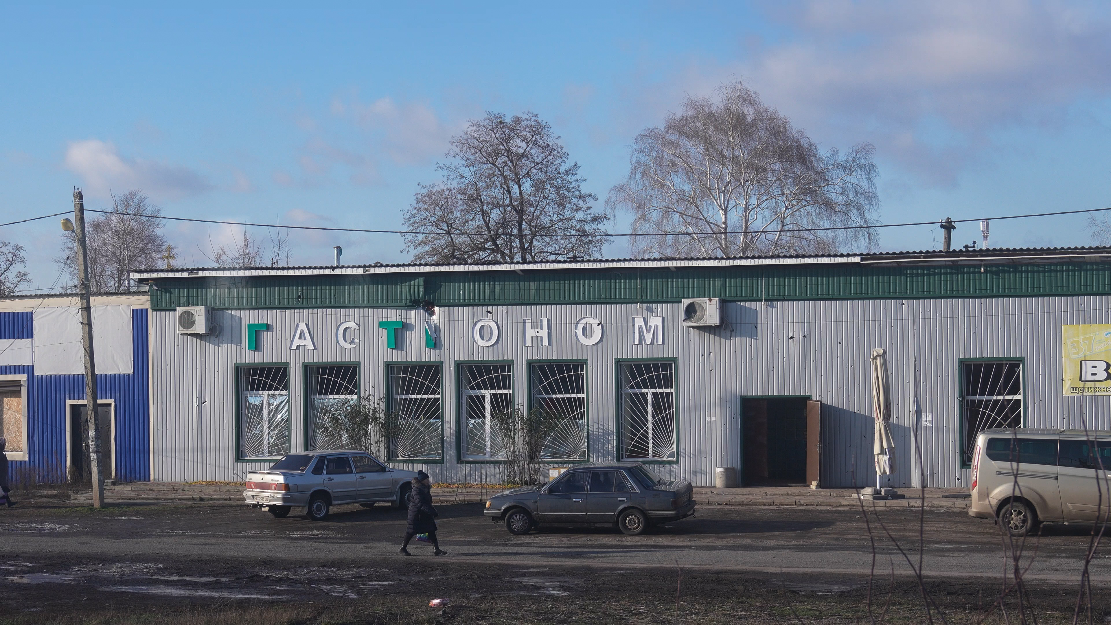 A store with the sign "Hastronom" in the village of Slatyne, Kharkiv region. November 2023. Gwara Media, Hnat Holyk.