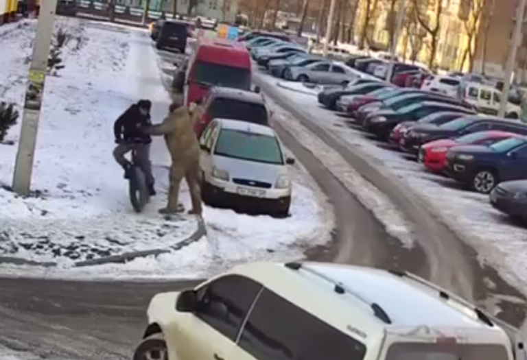 У поліції прокоментували напад патрульних на велосипедиста