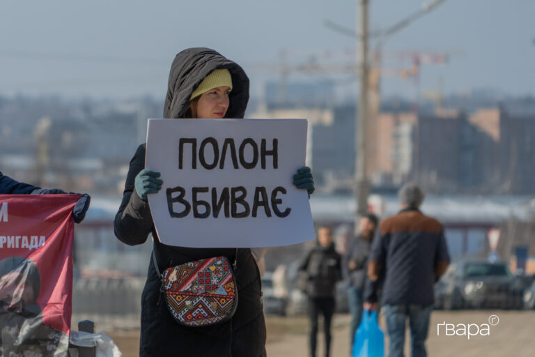 «Я – голос полонених»: У Харкові пройшла акція на підтримку безвісти зниклих та військовополонених – фото