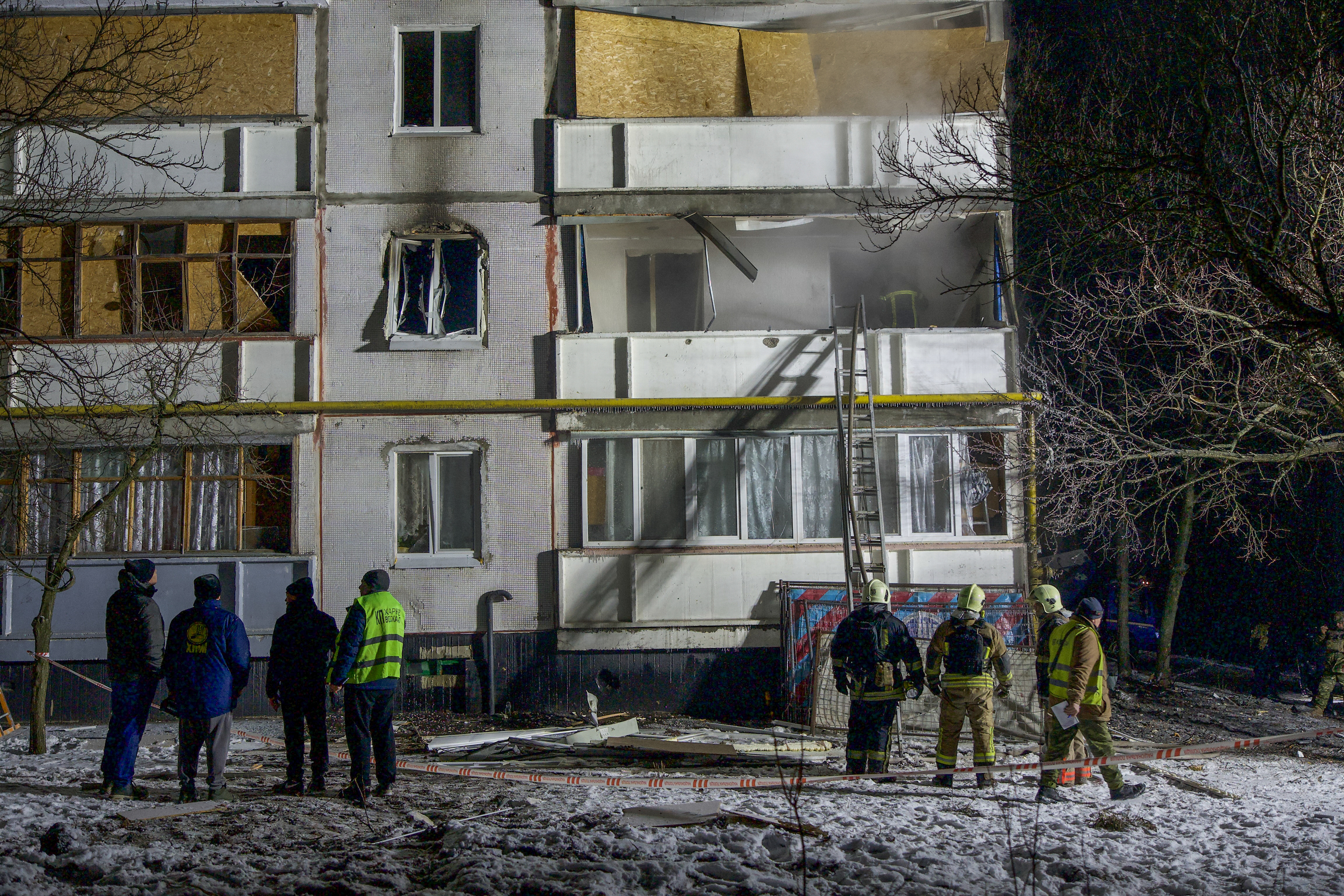 Residential building targeted by Russian attack on Kharkiv on Feb 26 / Photo: Oleksandr Manchenko, Gwara Media