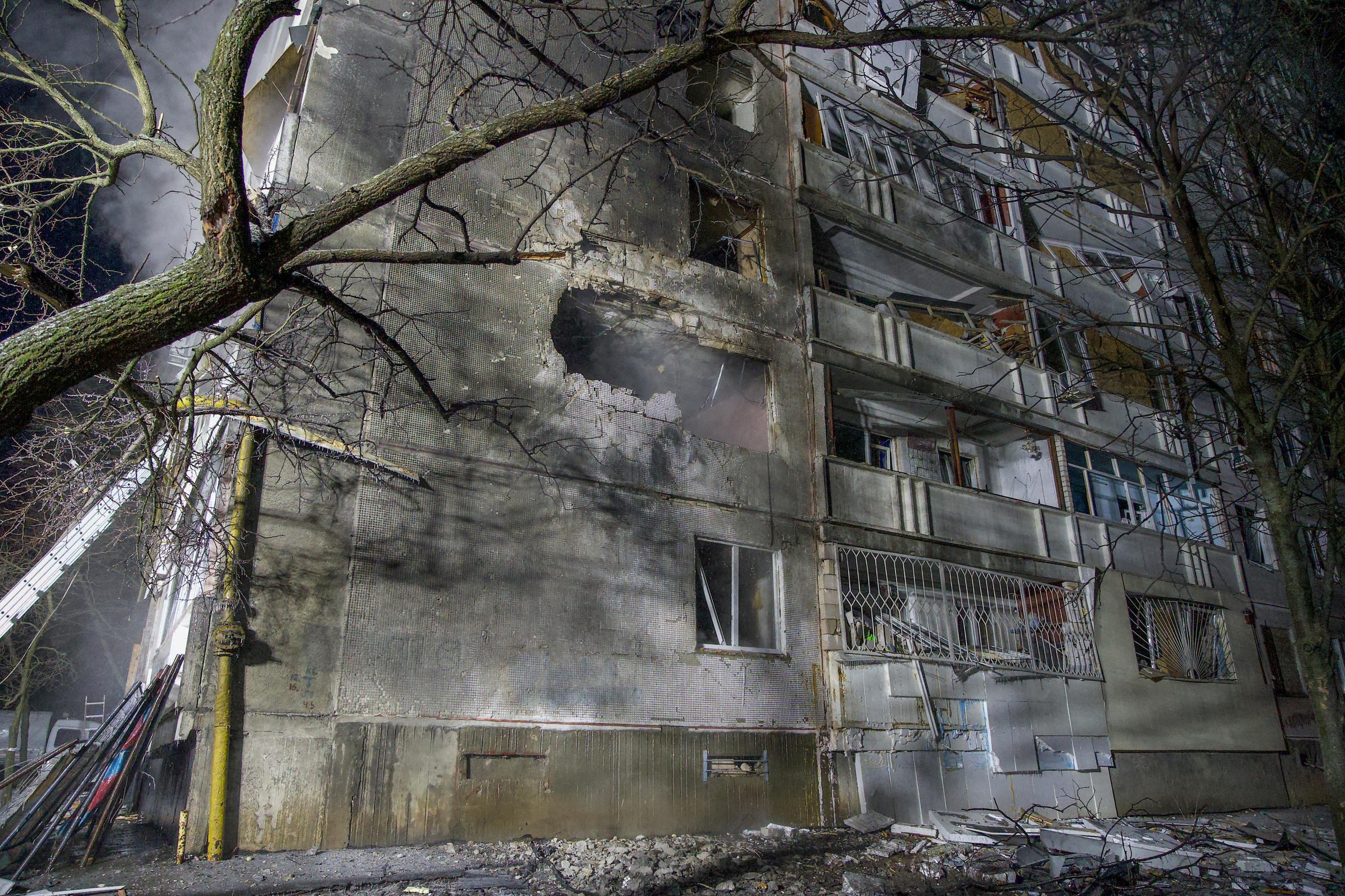 Building damaged in Russian attack on Kharkiv on Feb 26 / Photo: Oleksandr Manchenko, Gwara Media