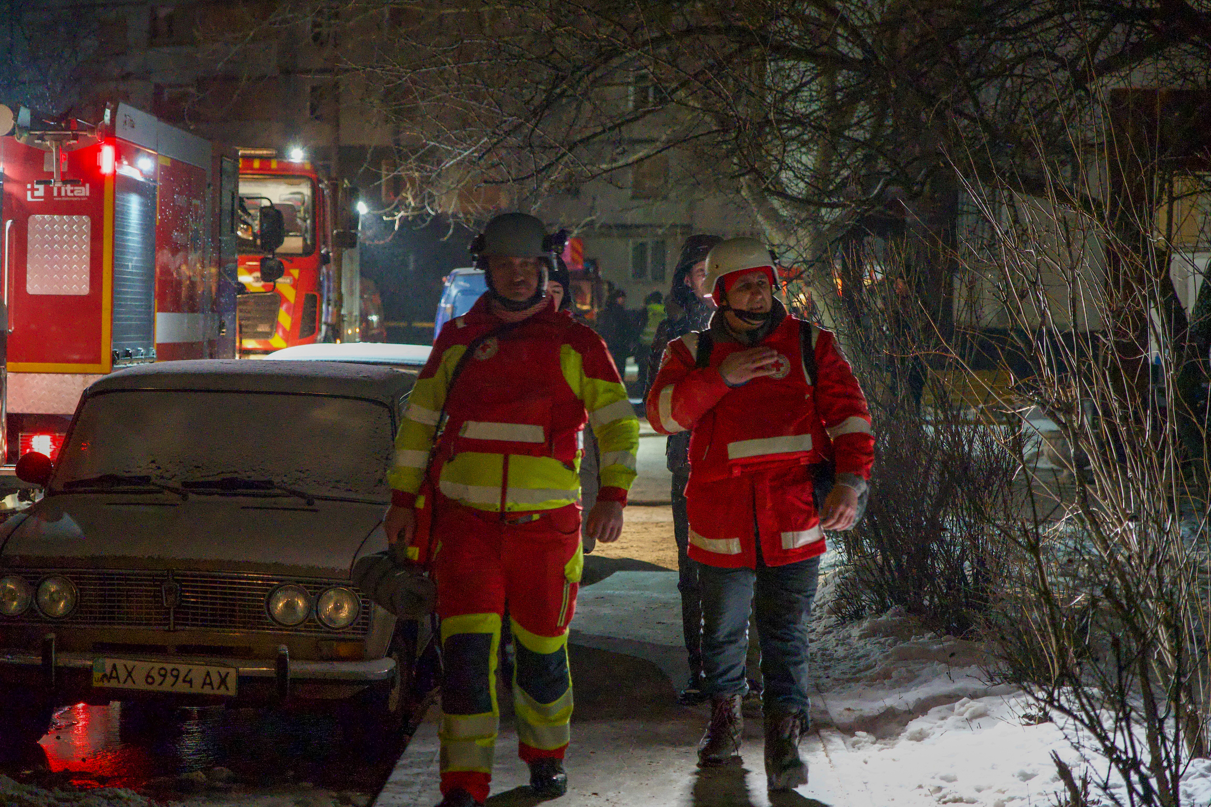 Rescuers at the impact site of Russian attack on Kharkiv on Feb 26 / Photo: Oleksandr Manchenko, Gwara Media