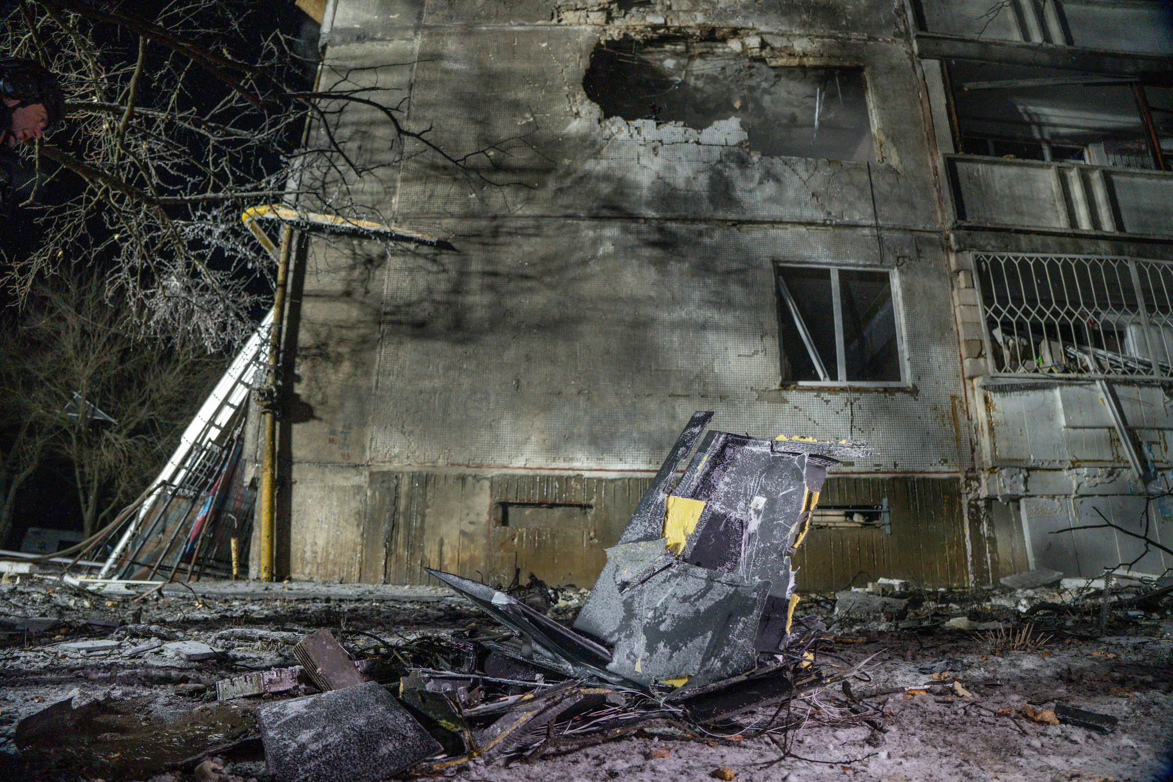 Residential building targeted by Russian attack on Kharkiv on Feb 26 / Photo: Oleksandr Manchenko, Gwara Media