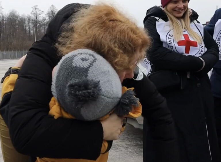 Вперше після звільнення з полону цивільна жінка змогла побачитися зі своїми дітьми