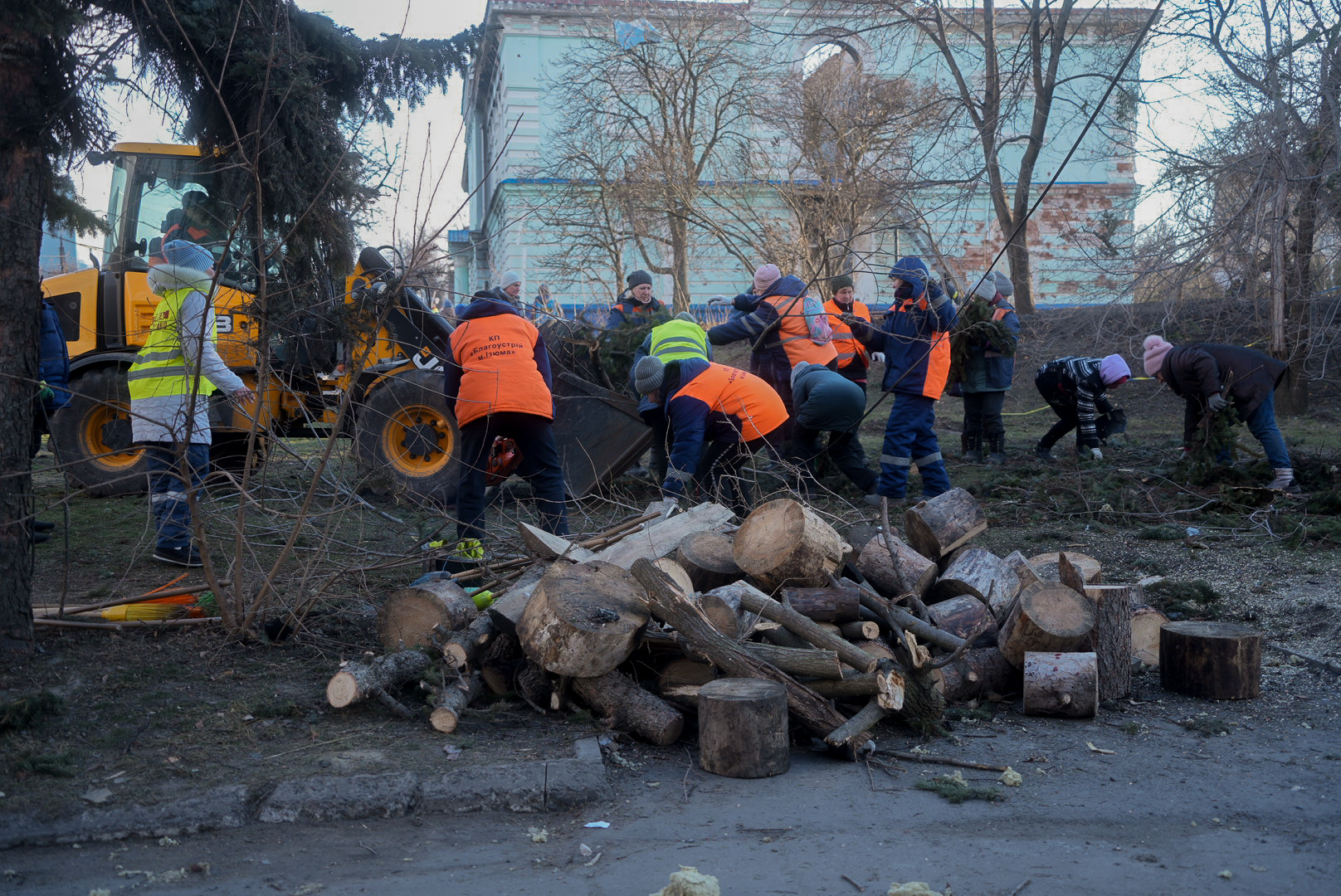 Municipal workers cleaning up the aftermath of the Russian missile attack on Izium, Kharkiv Oblast on Feb 4, 2025 / Photo: Liubov Yemets, Gwara Media